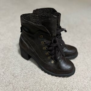Relativity WHITECAP Boots - Size 9 1/2 Women’s